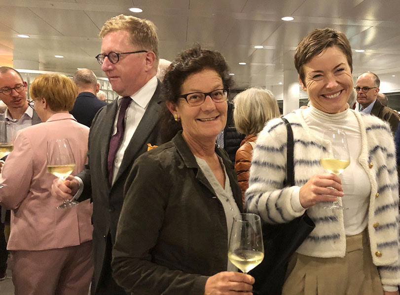 Strahlende Gesichter beim Apéro, in der Mitte Kantonsrätin Heidi Scherer, rechts Susann Fehlmann. Links: Alain Bachmann, Präsident der Controlling-Kommission.