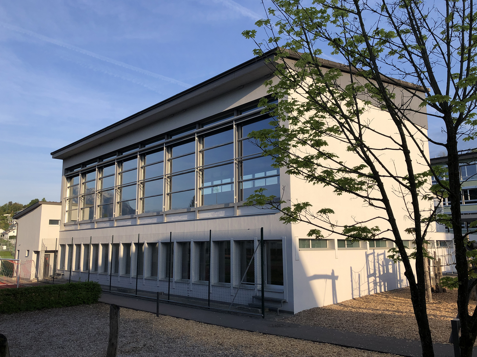 Das Gebäude Hofmatt 2 in Meggen mit dem Hallenbad, der obenliegenden Turnhalle und einer Garderobe des FC Meggen.