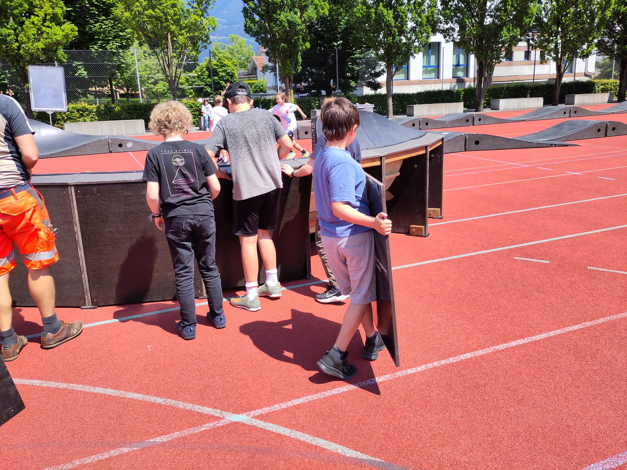 Aufbau der mobilen Pumptrackanlage; eines der Projekte des Forums