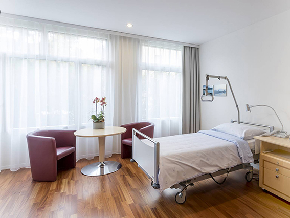 Hell und freundlich: Zimmer in der Hirslanden Klinik St. Anna in Meggen.