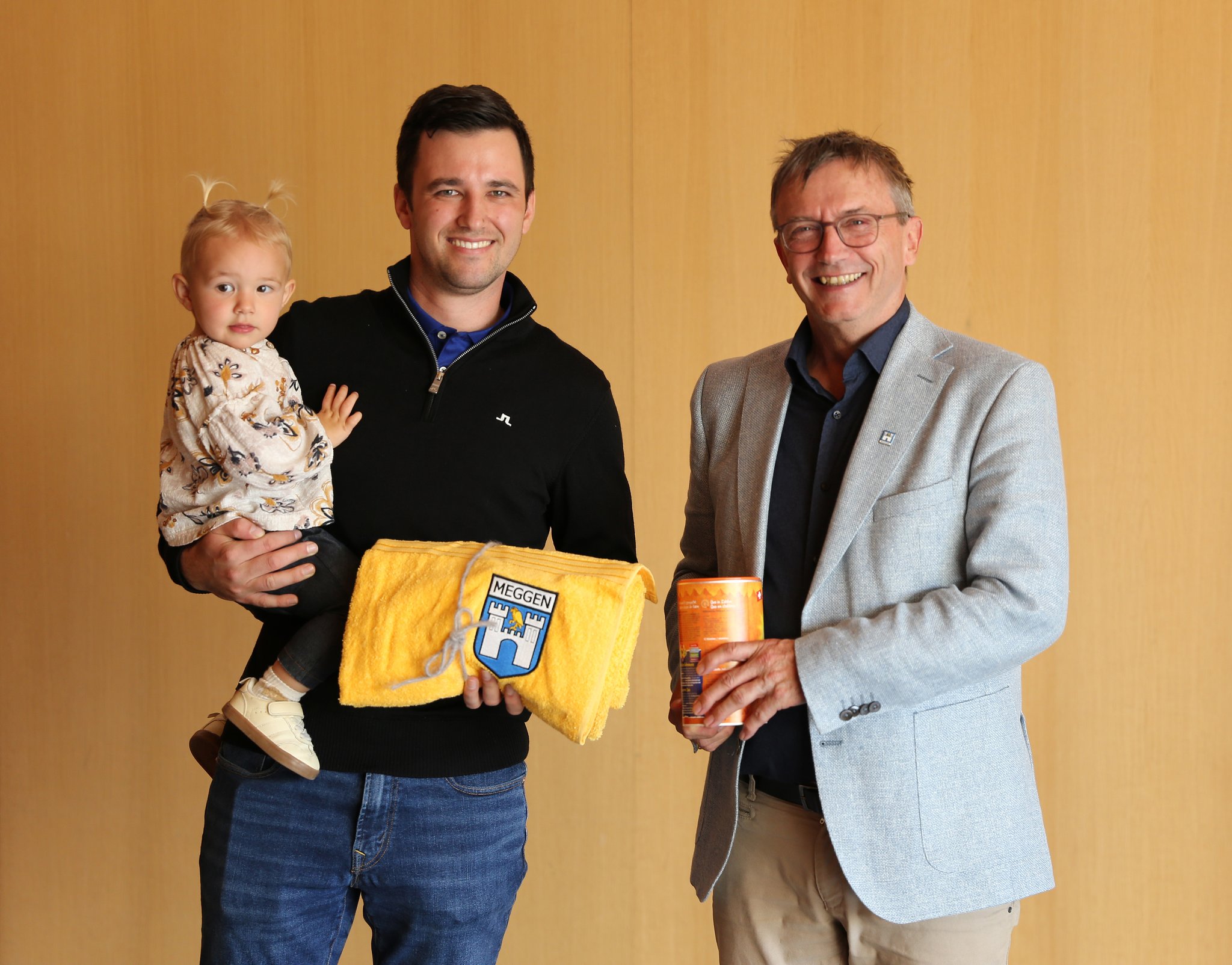 Philippe Weppernig mit seiner kleinen Tochter und Gemeinderat Lukas Portmann.