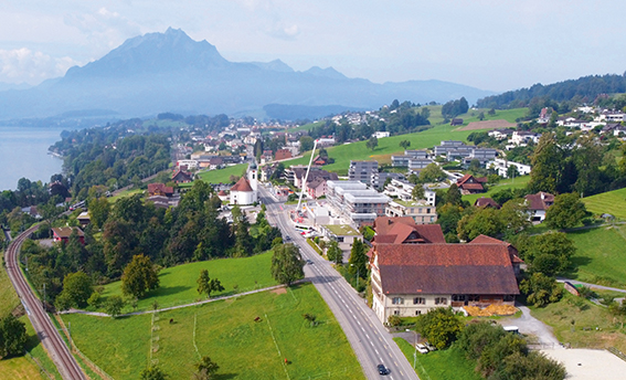 Meggen aus der Luft: Blick vom Letten Richtung Dorfzentrum und Pilatus.