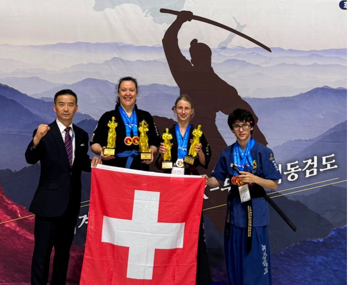 Matilda Gamba (zweite von rechts) mit ihren beiden Pokalen