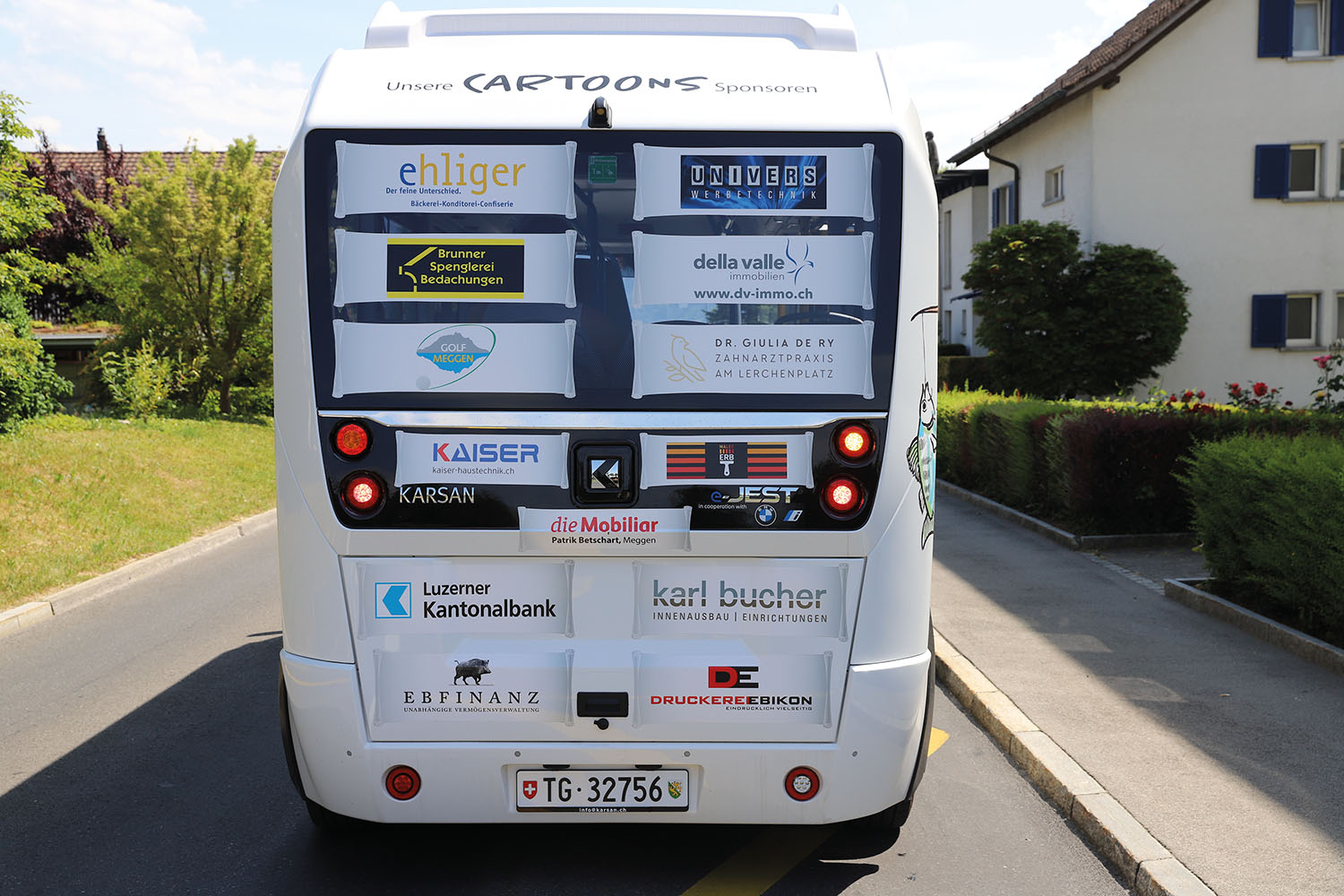 Auf der Vorder- und der Rückseite des Busses sind die Logos der Cartoons-Sponsoren angebracht.