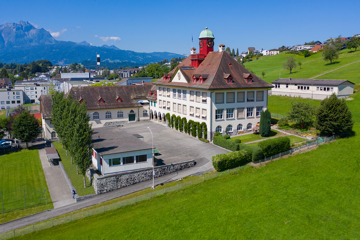 Schulhaus Zentral 1 mit Blick zum Dorf und zum Pilatus