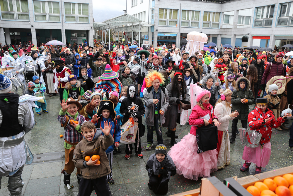 Orangenschacht an der Fasnacht auf dem Dorfplatz