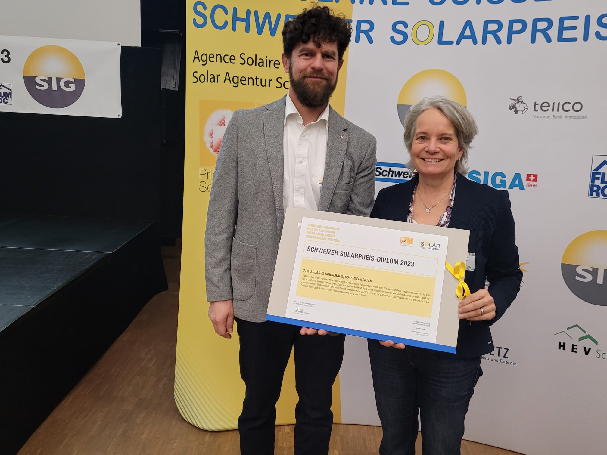 Gemeinderätin Karin Flück Felder nimmt in Genf das Solarpreis-Diplom für die Gemeinde Meggen entgegen.