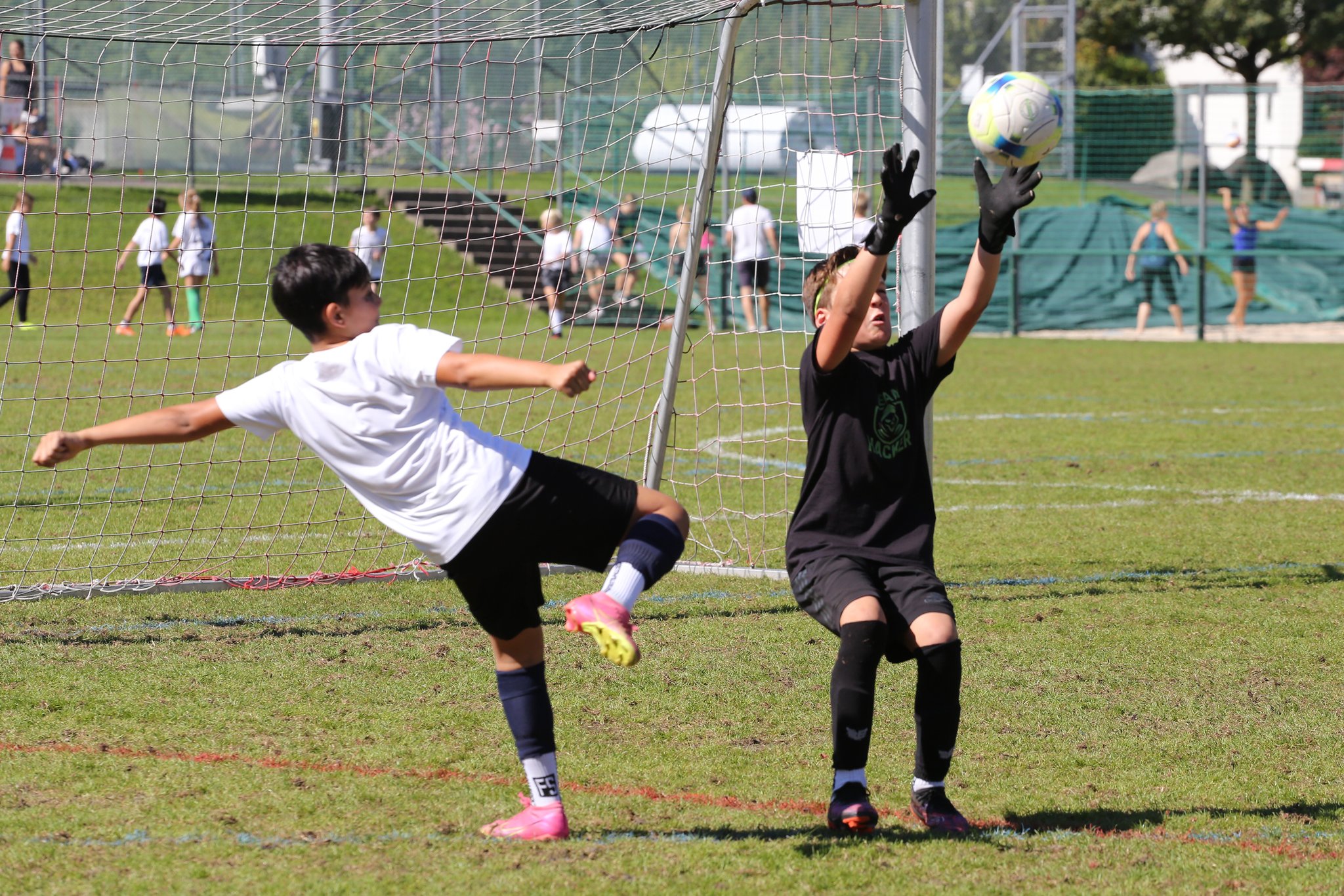 Packende Spielszene vom Fussballturnier der Schülerinnen und Schüler.
