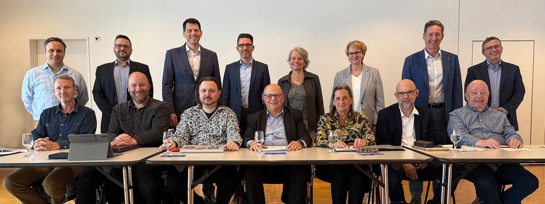 Fototermin an der Sitzung des Forums vom 16. April 2025. Vorne von links: Patrick Benz (Beisitzer Quartierverein Vordermeggen-Oberland), Karl Sigrist (Präsident Quartierverein Hintermeggen), Mario Zwyssig (Präsident SP), Kaspar Lo Presti (Co-Präsident FDP.Die Liberalen), Ursula Zamboni (Präsidentin Quartierverein Lerchenbühl-Meggenhorn), Stephan Lackner (Präsident Quartierverein Habsburg) und Peter Storz (Vertreter glp Habsburg). Hinten von links: Pascal Kalbermatten (Präsident Die Mitte), Thomas Schärli (Präsident SVP), Pascal Frei (Gemeindeammann), Reto Schöpfer (Gemeindeschreiber), Karin Flück Felder (Gemeinderätin), Carmen Holdener (Gemeindepräsidentin), Olivier Class (Gemeinderat) und Lukas Portmann (Gemeinderat).