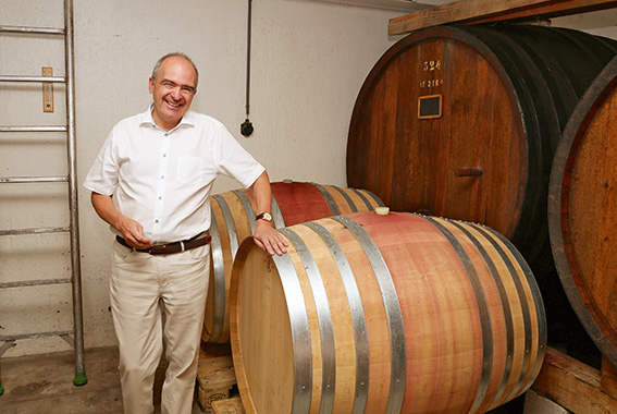 Matthias Tobler, Vorsitzender der Geschäftsleitung Scherer & Bühler AG: «In diesen Fässern wird sich der Schlosswein vom Meggenhorn entwickeln.»