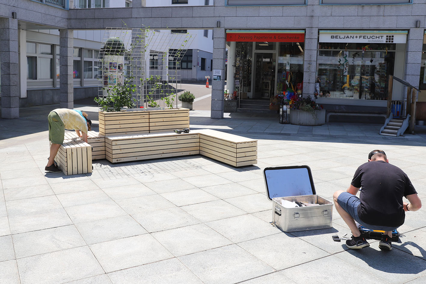 Drei PopUp Piazza Inseln: Aufbauarbeiten auf dem Dorfplatz beim Gemeindehaus.