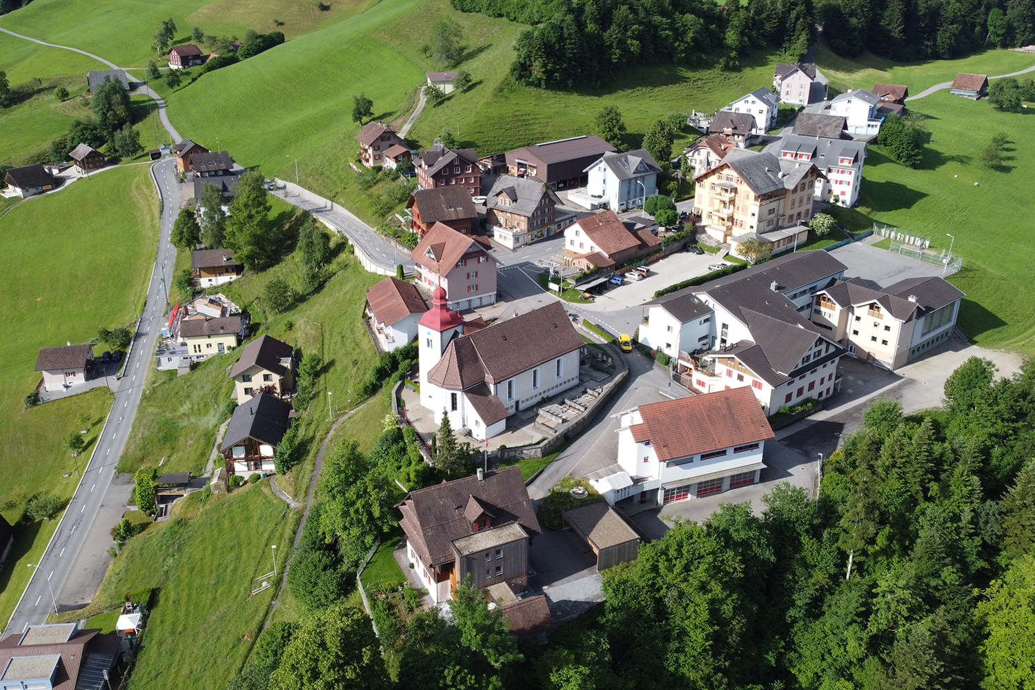 Romoos aus der Luft auf 790 Metern über Meer. Die politische Gemeinde im Wahlkreis Entlebuch hat knapp 700 Einwohnerinnen und Einwohner.