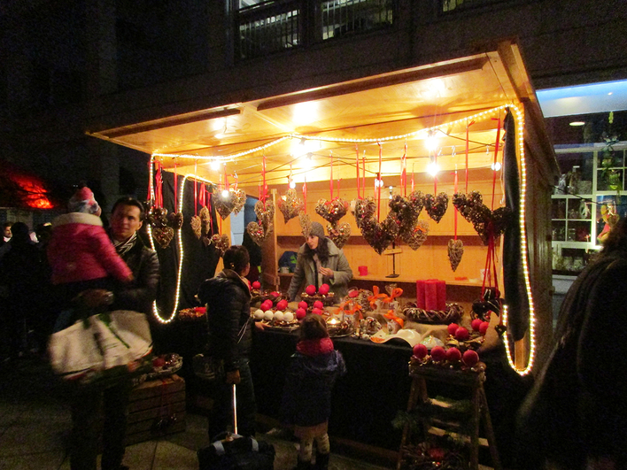 Adventliche Abendstimmung am Wiehnachtsmäärt auf dem Dorfplatz