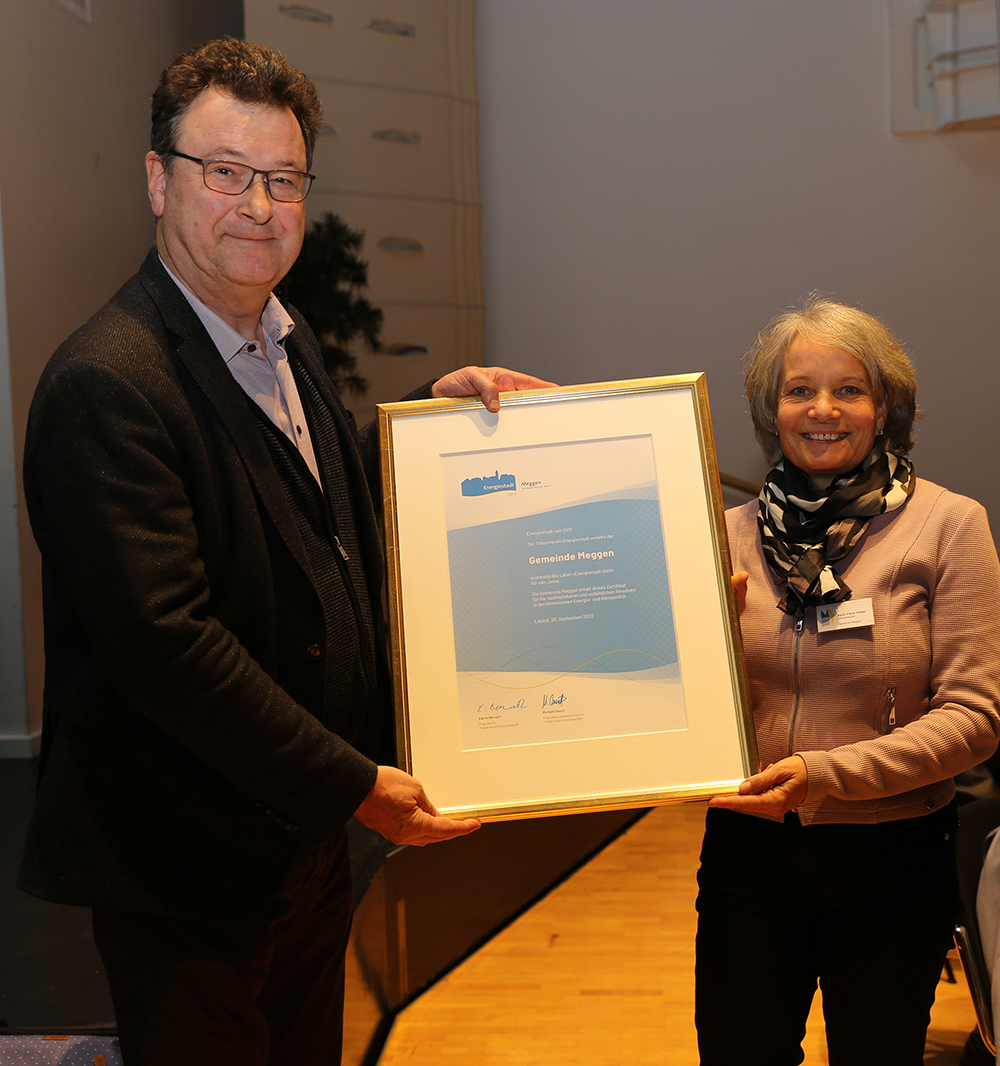 Daniel Christen, Leiter der kantonalen Dienststelle uwe, überreichte der Megger Gemeinderätin Karin Flück Felder das Zertifikat Label Energiestadt Gold.