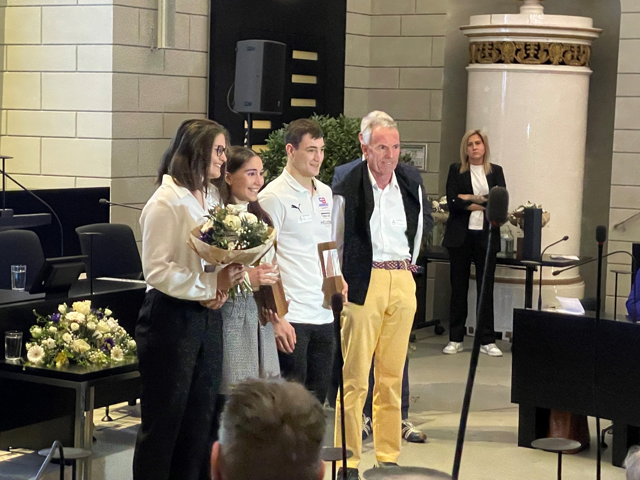 Bei der Preisübergabe am 28. Februar im Kantonsratssaal in Luzern (von links nach rechts: Seraina Stirnimann, Flurina Parrillo, Michael Portmann (2. Platz))