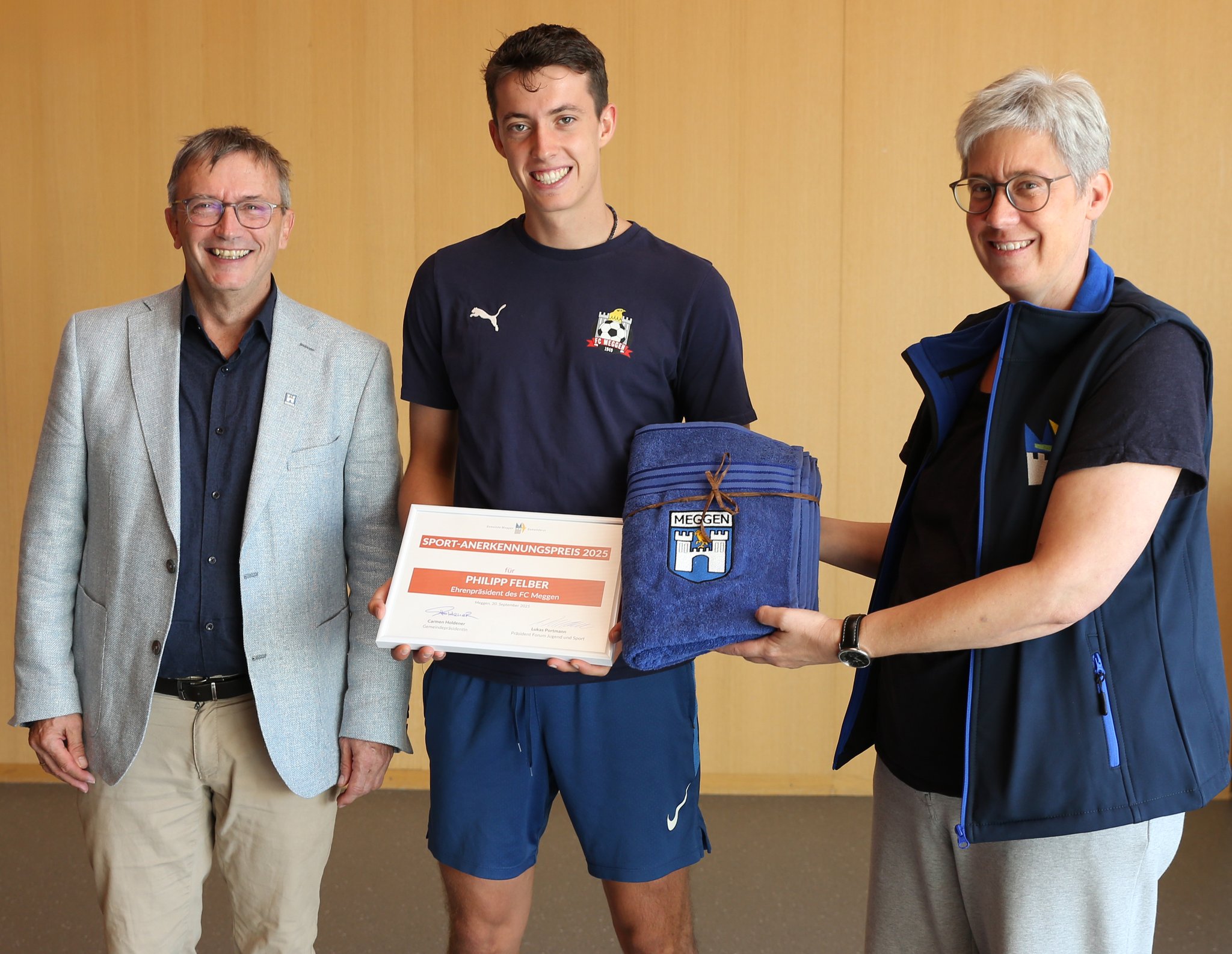 Lars Arnold (Mitte) mit Gemeinderat Lukas Portmann und Claudia Emmenegger, Leiterin Jugend/Sport/Vereine und Kultur.