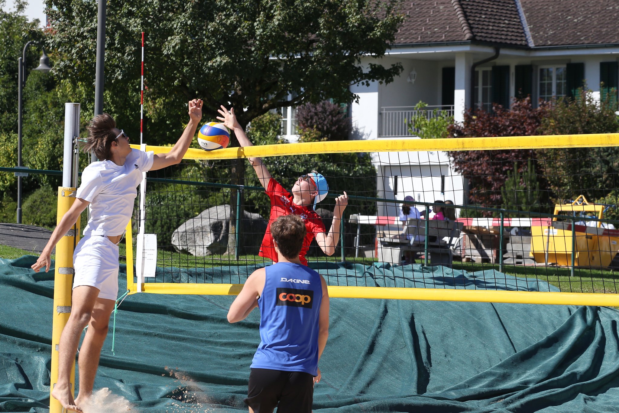 Beim Beachvolleyballturnier der Erwachsenen ging es hoch zu und her.