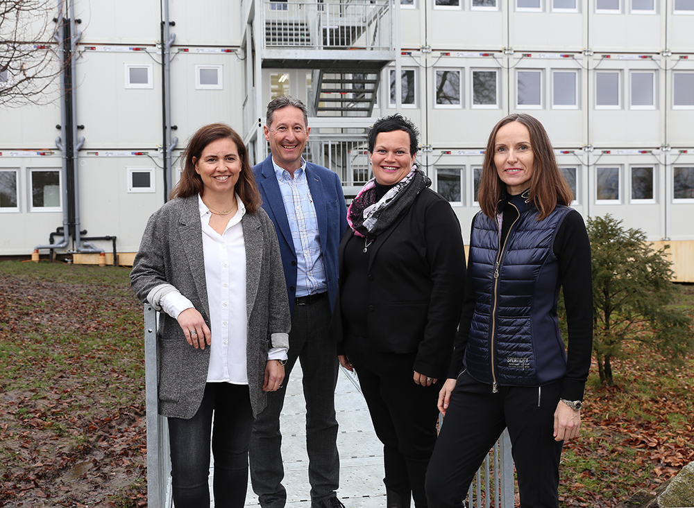 Die Mitglieder der temporären Asylkommission vor der Wohncontainersiedlung Gottlieben, von links: Alessandra Foletti, Olivier Class (Präsident), Fabienne Erni und Zofia Rodziewicz.