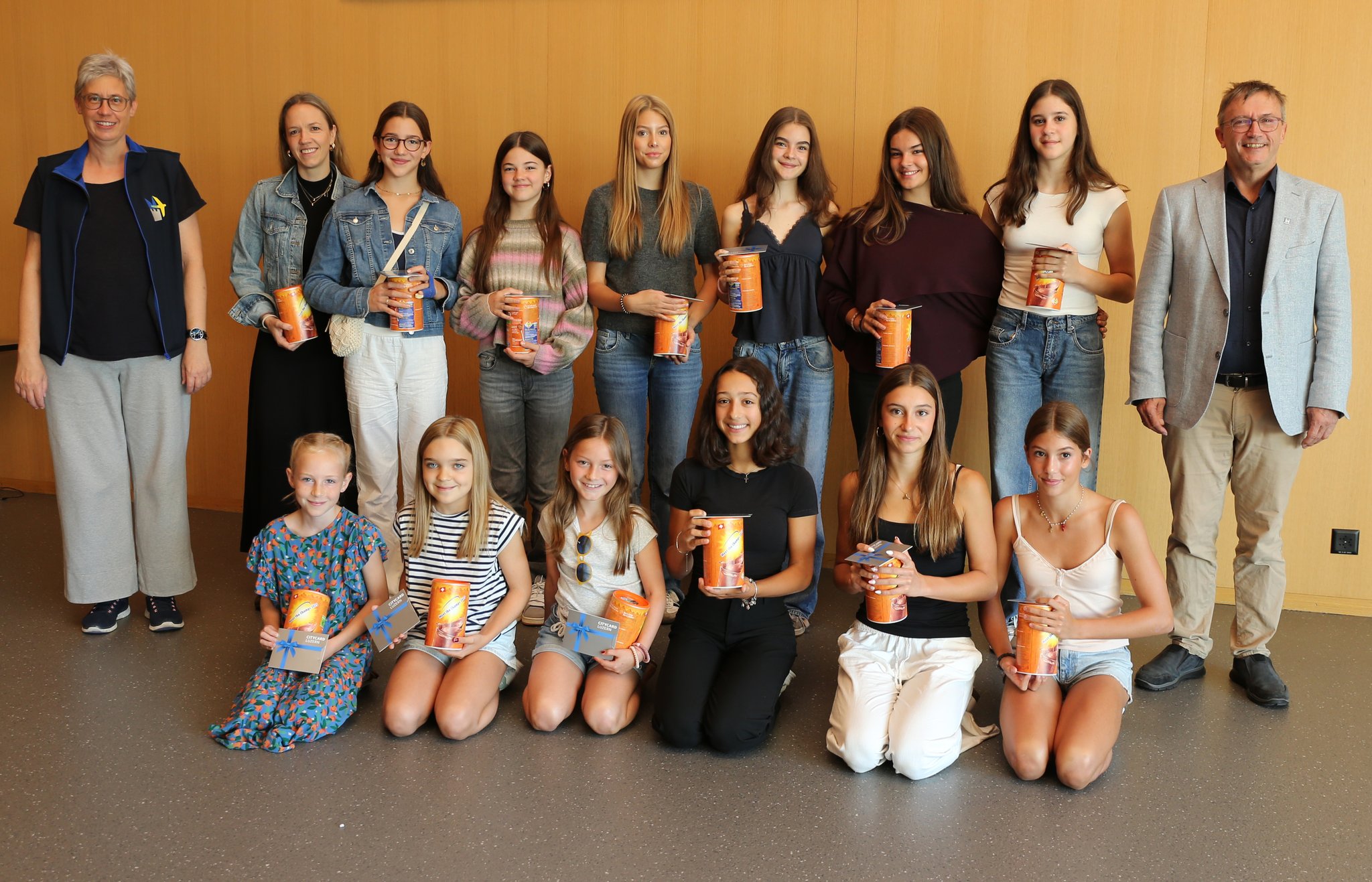 Die an der Ehrung teilnehmenden Megger Sportlerinnen mit ihrer Trainerin sowie mit Lukas Portmann und Claudia Emmenegger.