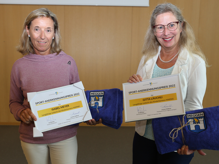 Isabel Meyer (links) und Gitta Läuchli wurden mit dem Sport-Anerkennungspreis 2022 der Gemeinde Meggen ausgezeichnet.