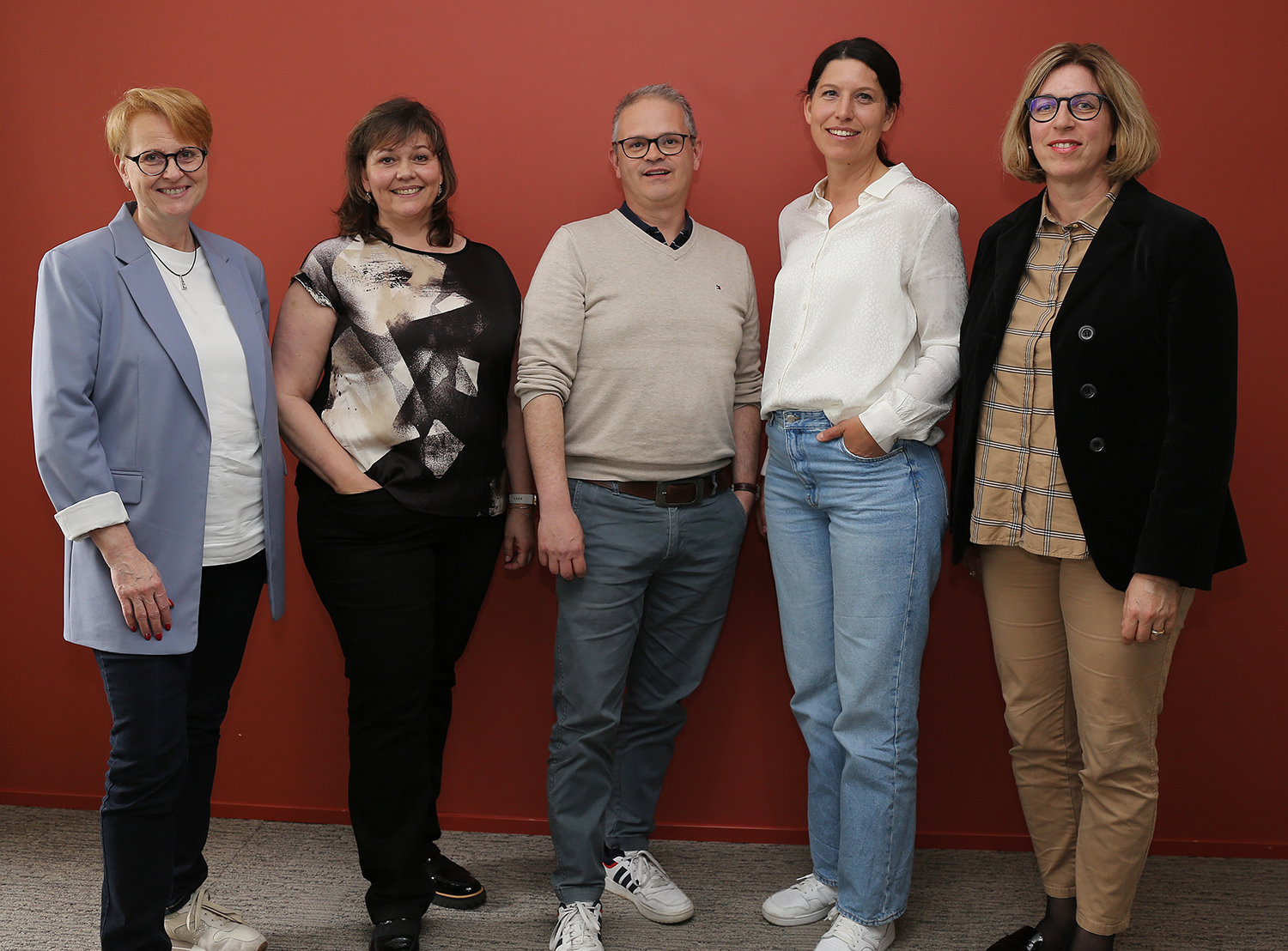 Die Mitglieder der Bildungskommission, von links: Carmen Holdener (Gemeinderätin, von Amtes wegen), Claudia Senn-Marty (Präsidentin), Benjamin Murpf, Zilia Späni-Bachmann und Judith Arnold.