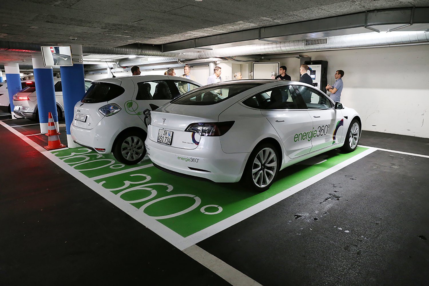 Die beiden ersten Fahrzeuge an der öffentlichen Ladestation in der Einstellhalle des Dorfzentrums, das hintere Auto vom Werkdienst der Gemeinde.