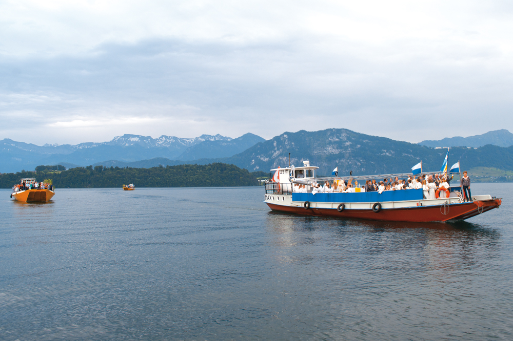 Prozession mit Nauen über den See