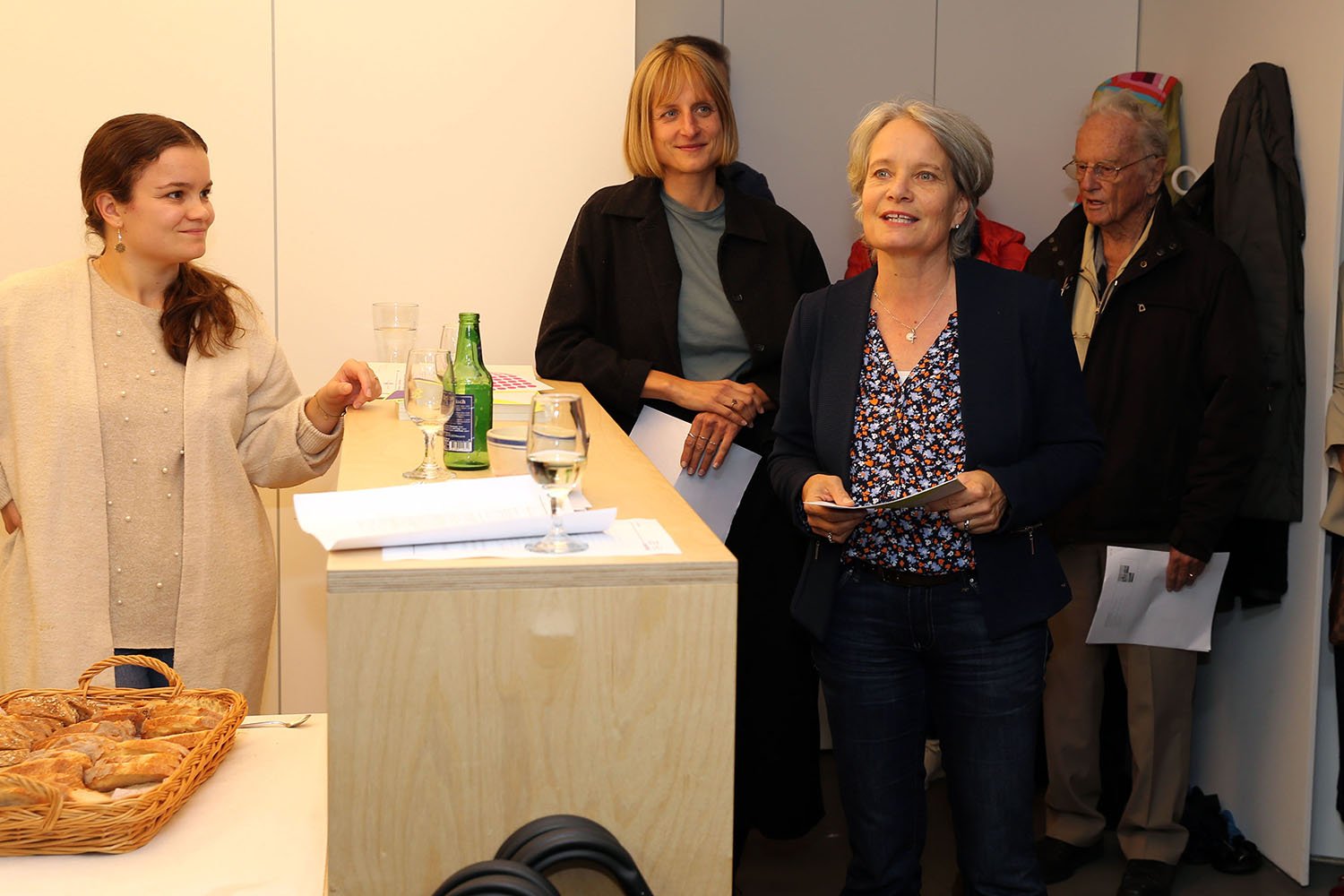 An der Vernissage vom 2. November 2023 überbrachte Karin Flück Felder (Zweite von rechts) die Grüsse des Gemeinderates.