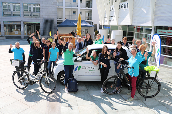 Das Spitex-Team auf dem Dorfplatz, von links: Daniela Hofer, Sibylle Zimmermann, Anita Wals*, Evelyne Odermatt, Judith Huwiler, Daniela Alario, Nicole Schuler, Petra Stürzkober, Kerstin Roth, Evelyne Perkmann, Christine Nick, Karin Ottiger, Gabriela Vonau, Luana Bianco, Vreni Stadler, Eylem Güler, Gaby Odermatt, Dorothea Schmid, Erika Herzog*, Franziska Schwab. (*nicht mehr im Team). Auf dem Bild fehlen Veronika Müller, Solveig Scherrer, Claudia Kälin, Marlis Lustenberger, Kujtesa Shehu.